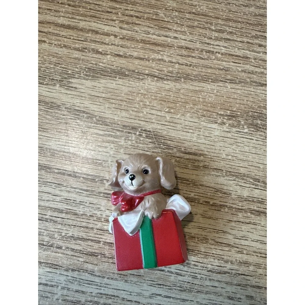 Vintage 1989 Hallmark Christmas Lapel Pin Dog Puppy‎ Present Gift